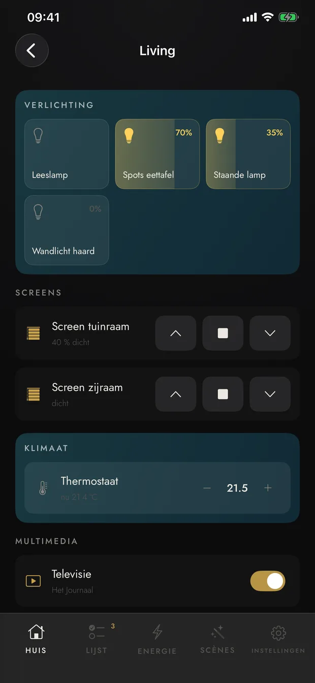 De kamer Living in de Lenou-app, met tegels voor de lichten, twee screens en de thermostaat op 21,5 graden.